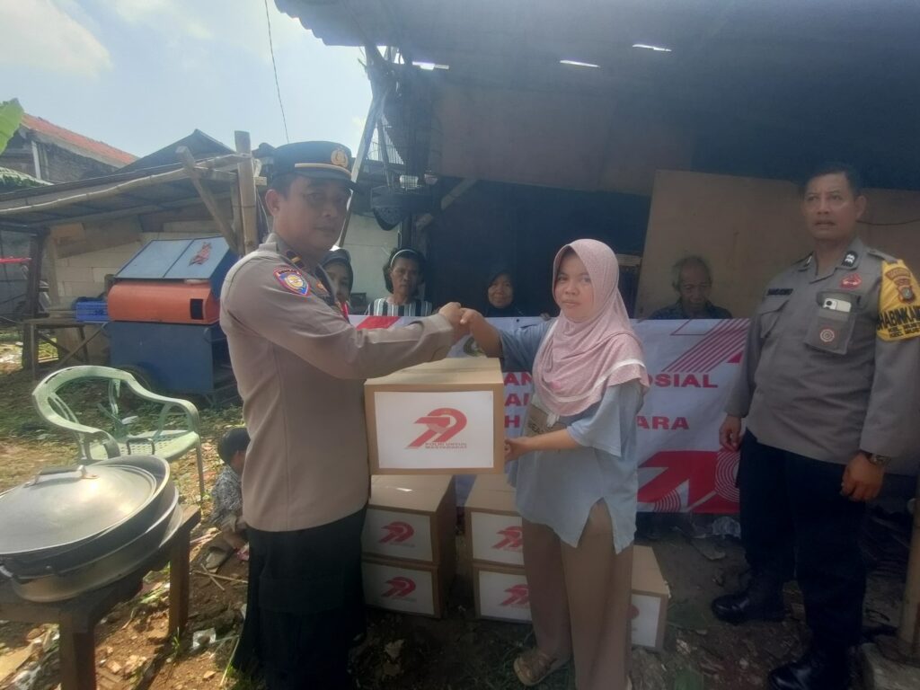 POLSEK BANTARGEBANG LAKSANAKAN BHAKTI SOSIAL DI KAMPUNG BABAKAN, MUSTIKA SARI