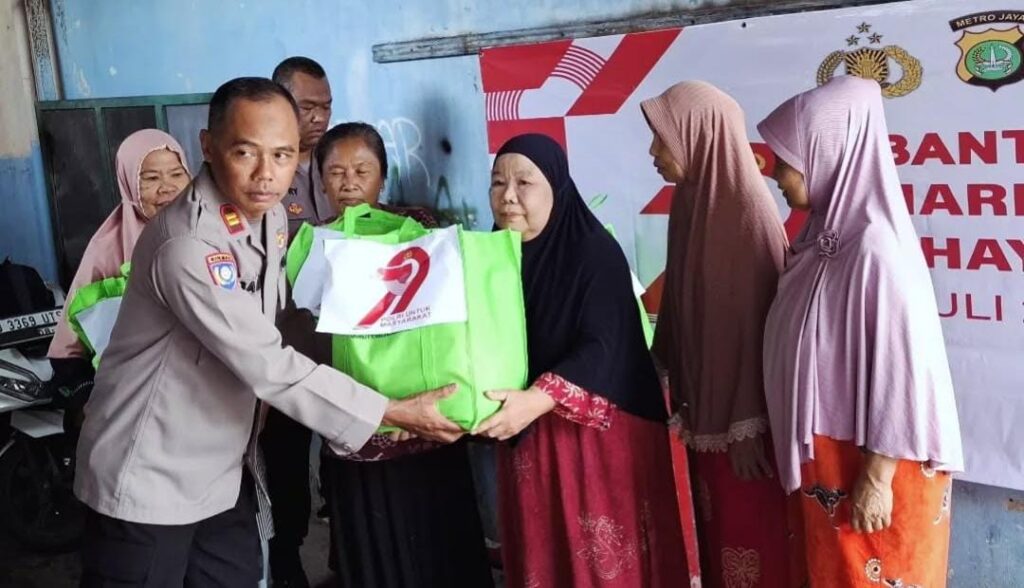 Polsek Bekasi Selatan Salurkan Bantuan Sosial kepada Lansia dalam Rangka Hari Bhayangkara ke-79