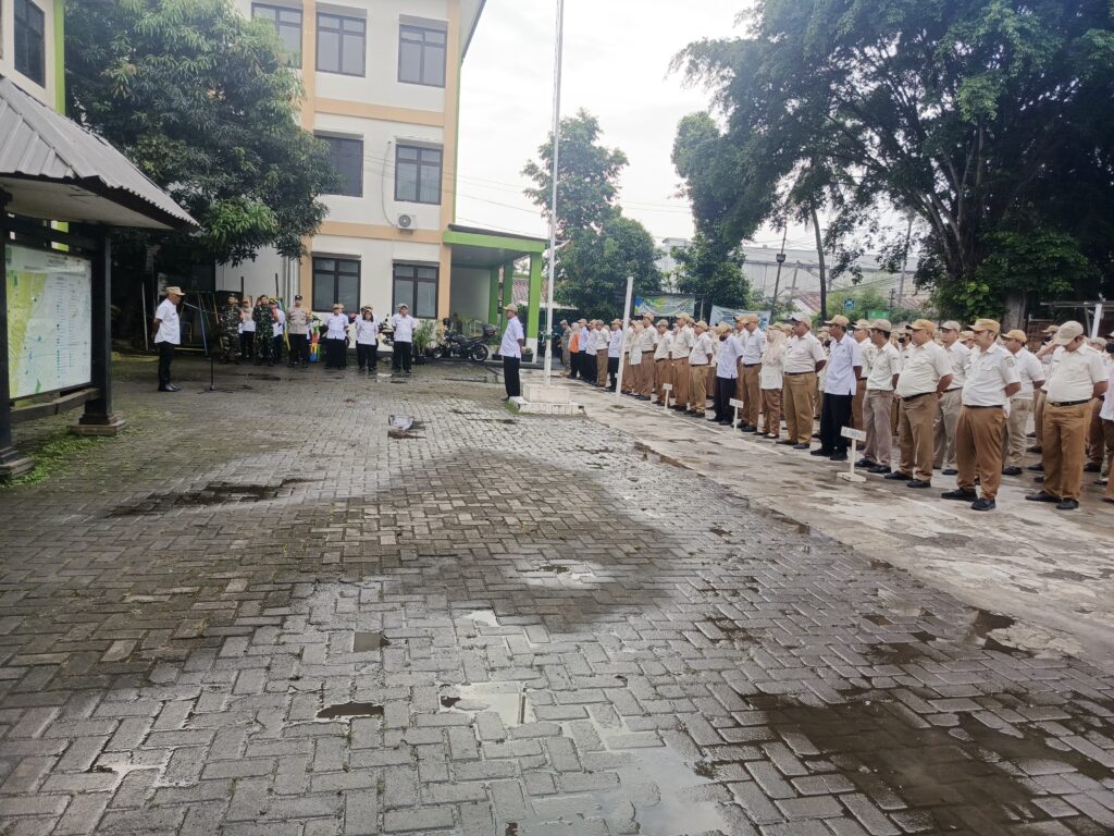 Sinergitas TNI-POLRI Terjalin Kuat, Babinsa & Bhabinkamtibmas Ikuti Apel Pagi Gabungan Tingkat Kecamatan Mustikajaya