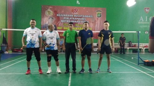 Kapolsek Bantargebang Ikuti Kejuaraan Bulutangkis Piala Kapolres Metro Bekasi Kota.