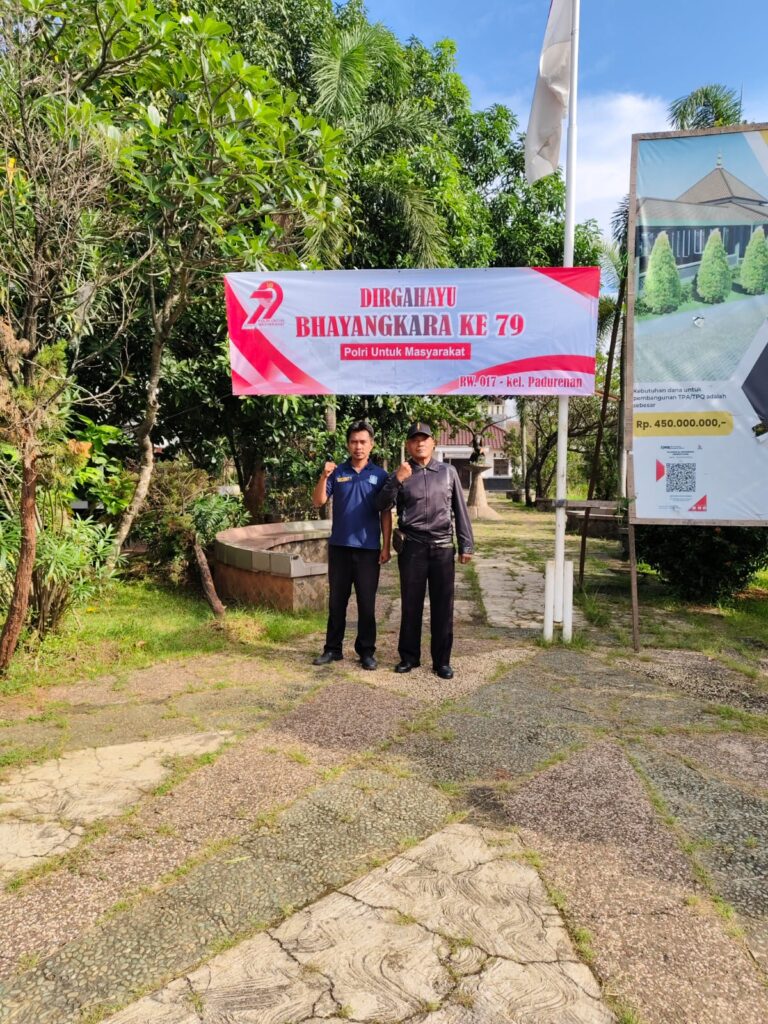 PEMANTAUAN PEMASANGAN SPANDUK HUT BHAYANGKARA KE-79 DAN MONITORING WILAYAH KELURAHAN PADURENAN, KECAMATAN MUSTIKAJAYA