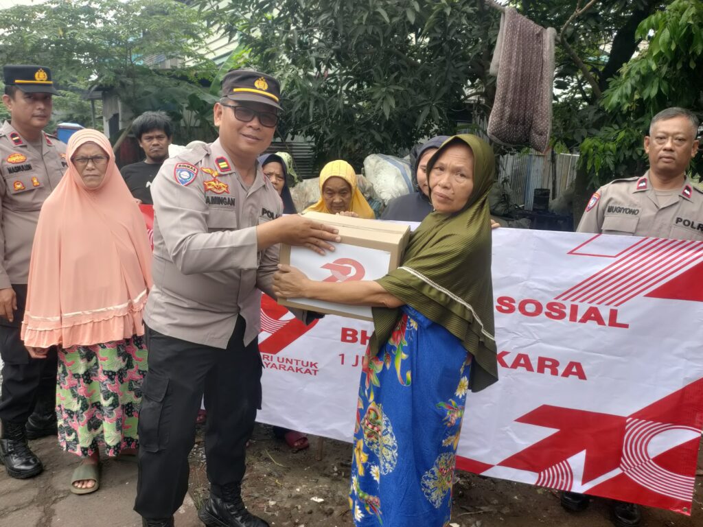 Polsek Bantargebang Gelar Bhakti Sosial di Slum Area dalam Rangka HUT Bhayangkara ke-79.
