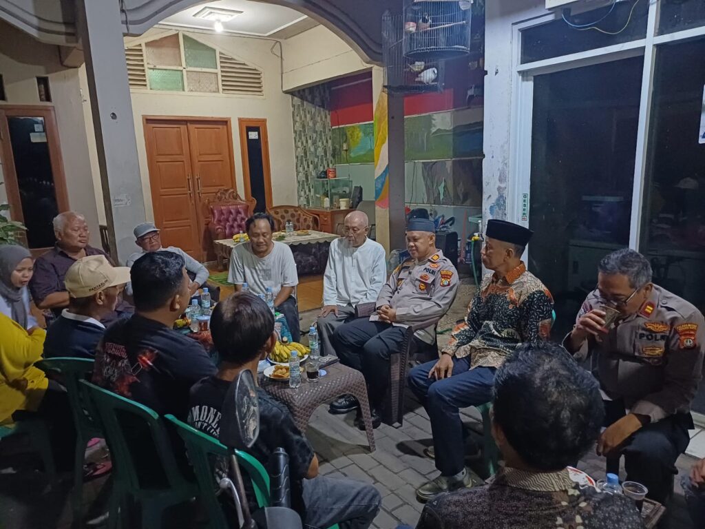Ngopi Kamtibmas Kapolsek Bekasi Barat Bersama Warga RW.014 Kranji