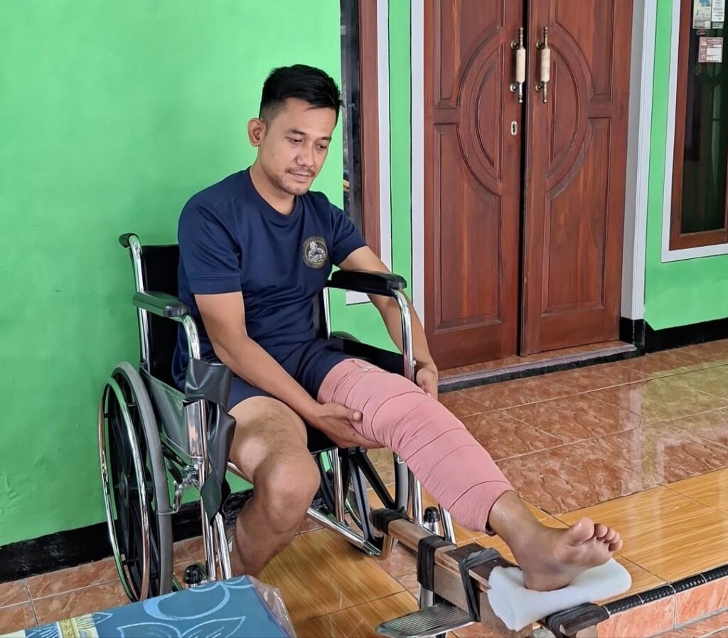 Petugas Damkar Kota Bekasi Alami Patah Tulang Saat Bertugas Memadamkan Api.