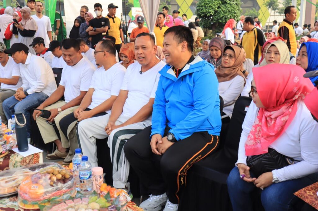 Polres Metro Bekasi Kota Gelar Pelayanan Publik Dalam Rangka HUT Bhayangkara Ke.79 Saat Car Free Day disambut Antusias Warga.