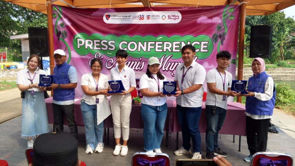 Proyek Agrikultur di Kampung Munjul, Mahasiswa LSPR Jakarta Menunjukkan Kepedulian Nyata.