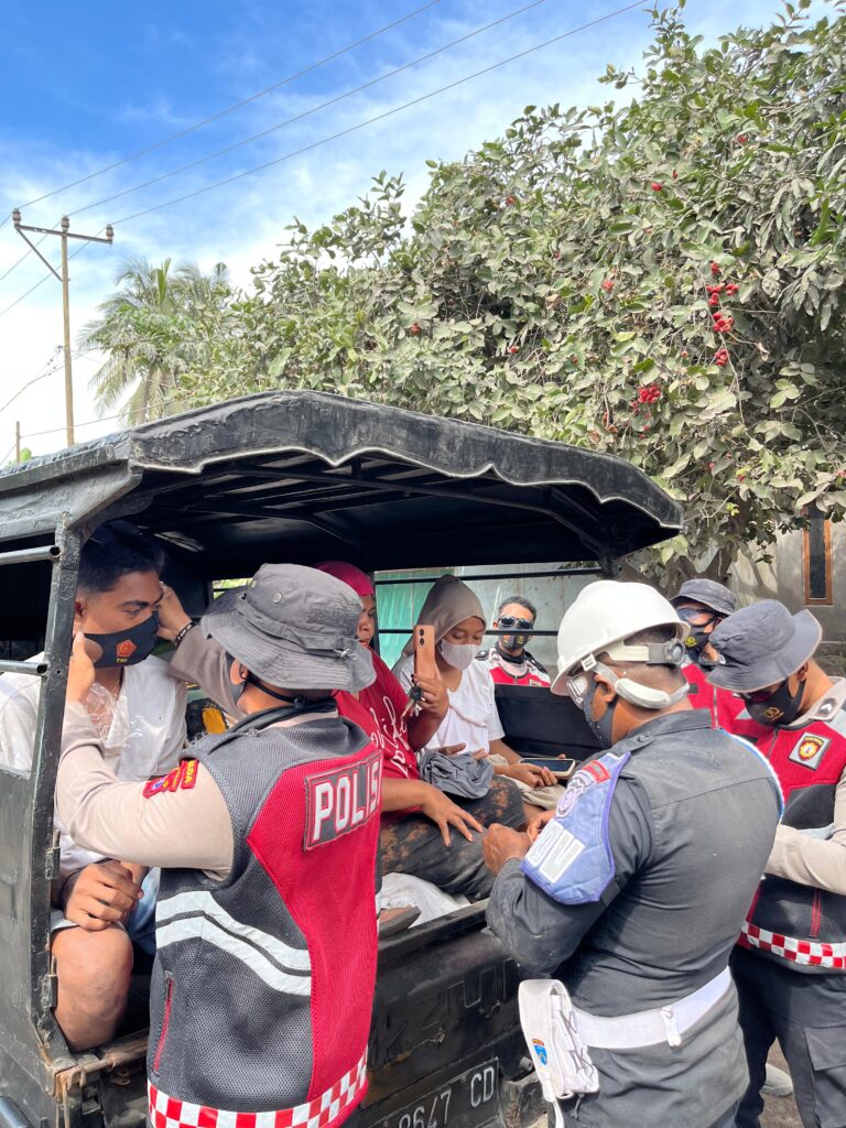 Polri untuk Masyarakat: Polda NTT Imbau Warga Waspada Erupsi Gunung Lewotobi Laki-Laki.