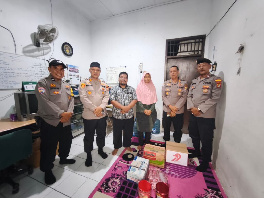 Kapolsek Bekasi Barat Jenguk Istri Wartawan yang Sedang Sakit, Berikan Bantuan Sebagai Wujud Empati