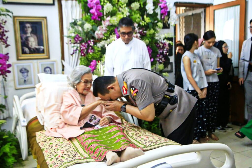 Kapolri Hadiri Perayaan Ulang Tahun ke-100 Ny. Meriyati Hoegeng, Simbol Kesetiaan dan Keteladanan.