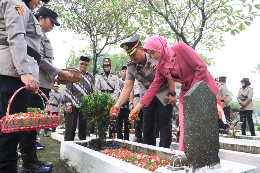 Sambut HUT ke-79 Bhayangkara, Polres Metro Bekasi Kota Gelar Upacara Ziarah dan Tabur Bunga di TMP Bulak Kapal