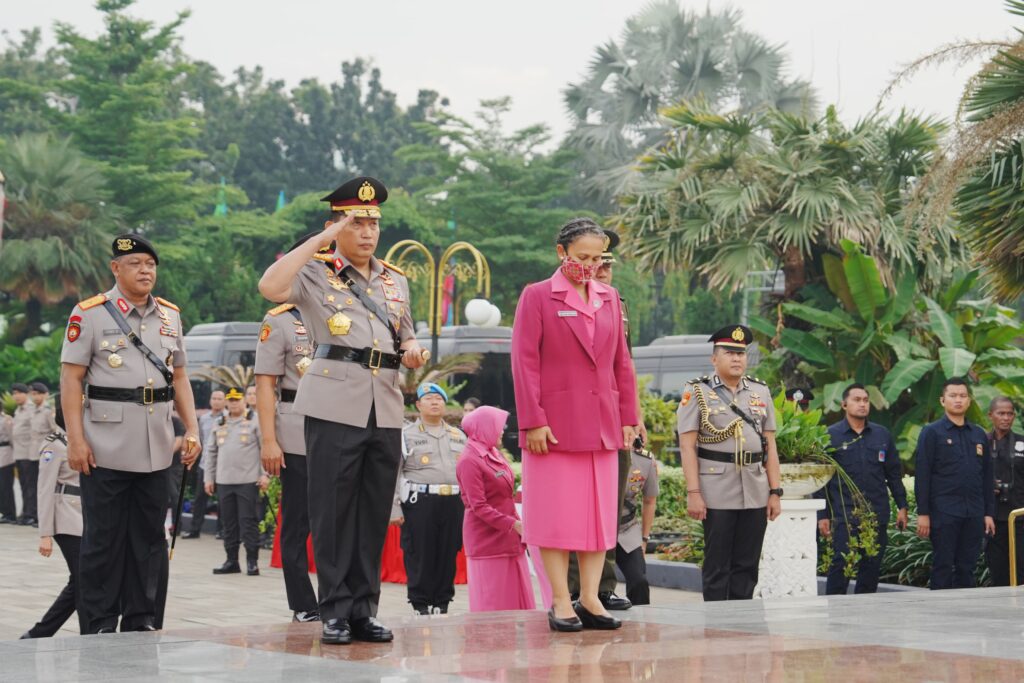 Jelang Hari Bhayangkara, Kapolri Ziarah ke Makam BJ Habibie hingga Hoegeng  
