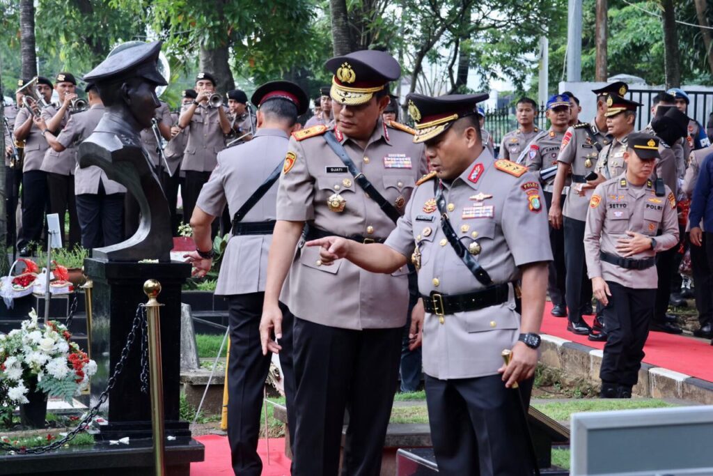 *Jelang Hari Bhayangkara Ke-79, Kapolda Metro Jaya Ziarah Ke TMP Tanah Kusir*