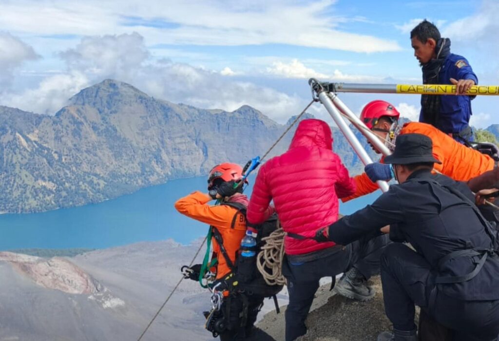 Tim SAR Gabungan Hadapi Medan Ekstrem dalam Misi Penyelamatan Pendaki Asal Brasil di Rinjani  Gunung Rinjani – Upaya.