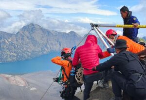 Tim SAR Gabungan Hadapi Medan Ekstrem dalam Misi Penyelamatan Pendaki Asal Brasil di Rinjani  Gunung Rinjani – Upaya.