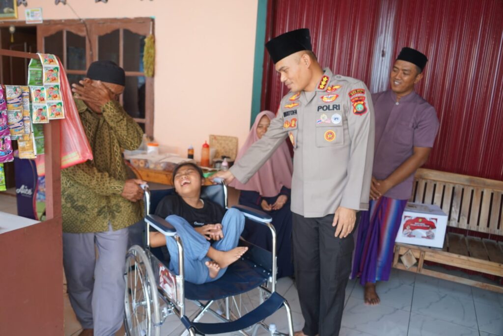 Dalam Rangka hari Bhayangkara ke- 79 , Kapolres Metro Bekasi Berikan Kursi Roda Bantu Habiba Lawan Keterbatasan.