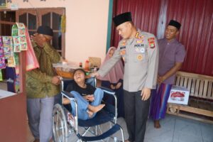 Dalam Rangka hari Bhayangkara ke- 79 , Kapolres Metro Bekasi Berikan Kursi Roda Bantu Habiba Lawan Keterbatasan.