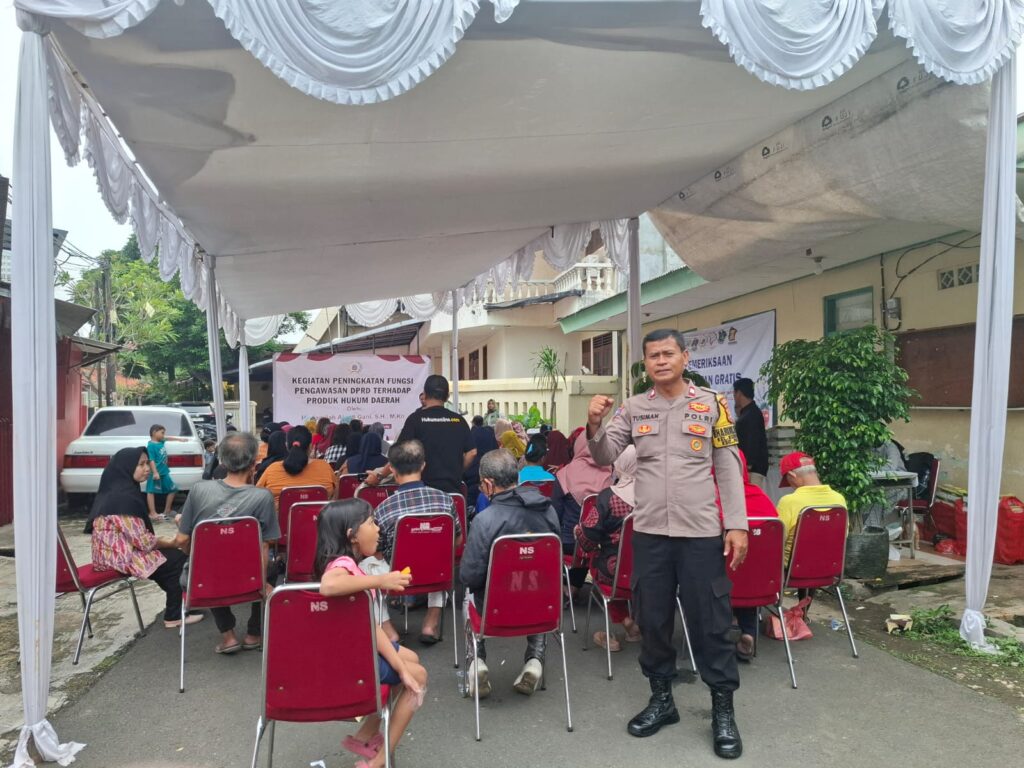 Bhabinkamtibmas Kelurahan Kemanggisan Monitoring Kegiatan DPRD DKI Jakarta dan Pengobatan Gratis untuk Warga.