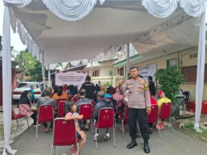 Bhabinkamtibmas Kelurahan Kemanggisan Monitoring Kegiatan DPRD DKI Jakarta dan Pengobatan Gratis untuk Warga.