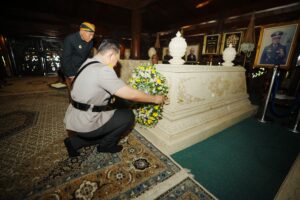 Rangkaian Hari Bhayangkara ke-79, Kapolri Ziarah ke Makam Presiden Soekarno.