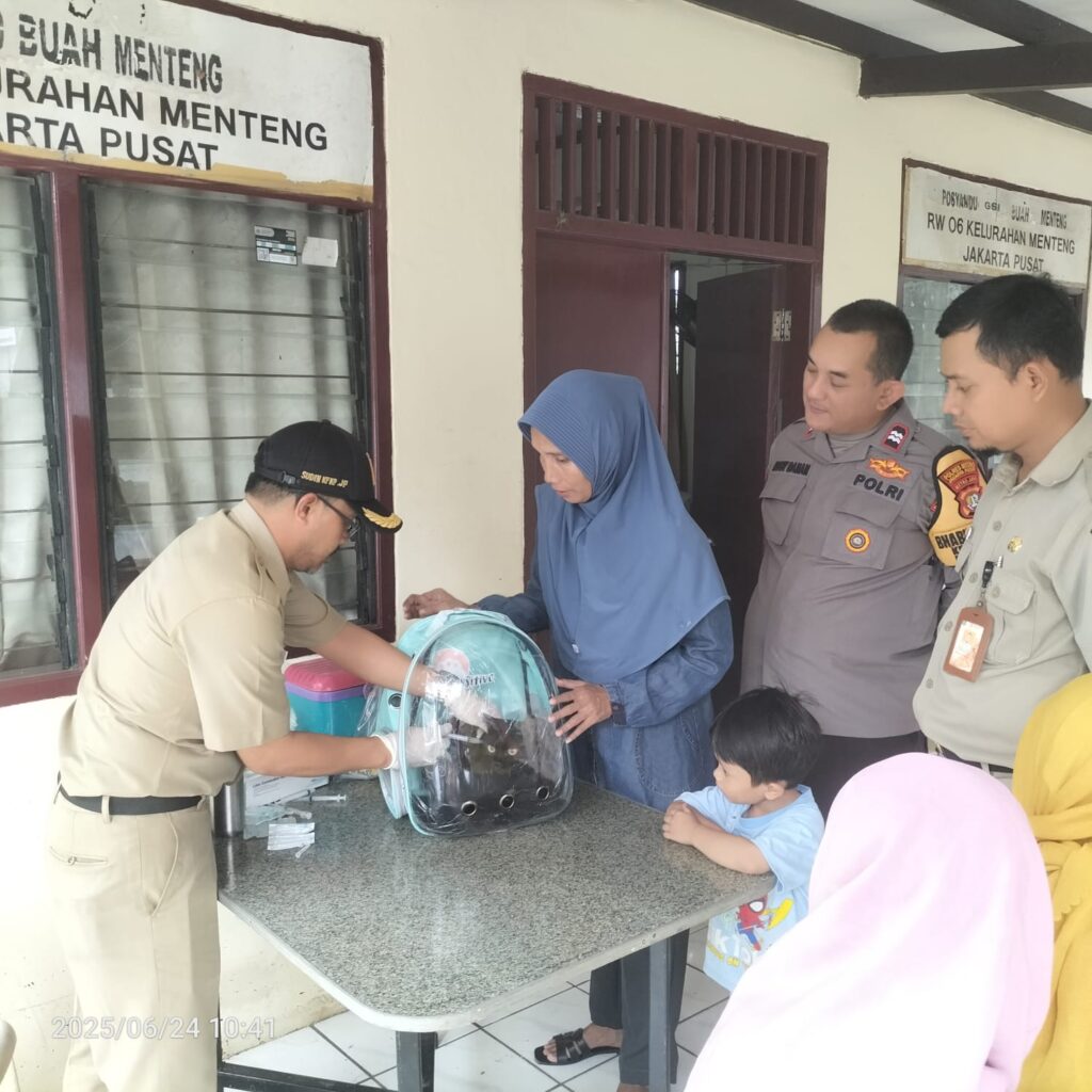 Sinergi Jelang Hut Bhayangkara Ke 79, Bhabinkamtibmas dan Sudin KPKP Gelar Vaksinasi Rabies Hewan Peliharaan di RW 06   Jakarta Pusat – Dalam rangka memperingati Hari Ulang Tahun (HUT) Bhayangkara ke-79, Bhabinkamtibmas Kelurahan Menteng Aiptu Robby Danan Jaya bersinergi dengan Suku Dinas Ketahanan Pangan, Kelautan, dan Pertanian (KPKP) Kecamatan Menteng, serta menggandeng Ketua RW 06 beserta jajaran staf, melaksanakan kegiatan kemasyarakatan berupa pemberian vaksin rabies untuk hewan peliharaan warga di wilayah RW 06, tepatnya di Jalan Rembang RT 09 RW 06, Kelurahan Menteng, Jakarta Pusat. Selasa (24/6/2025)  Kegiatan ini berlangsung dengan antusiasme tinggi dari warga yang membawa hewan peliharaan mereka, seperti kucing dan anjing, untuk divaksin secara gratis. Vaksinasi ini merupakan langkah preventif untuk mencegah penyebaran penyakit rabies serta sebagai bentuk perhatian pemerintah dan kepolisian terhadap kesehatan hewan dan masyarakat.  Kapolres Metro Jakarta Pusat Kombes Pol. Susatyo Purnomo Condro menjelaskan bahwa kegiatan ini selain sebagai bentuk pelayanan kepada masyarakat, juga merupakan bagian dari upaya membangun kedekatan Polri dengan warga serta meningkatkan kepedulian terhadap lingkungan sekitar. “Kami ingin menunjukan bahwa peran Polri tidak hanya sebatas menjaga keamanan, namun juga hadir dalam berbagai aspek kehidupan masyarakat, termasuk kesehatan hewan peliharaan warga,” ujar Kombes Susatyo.  Dalam pelaksanaannya, petugas dari Sudin KPKP Kecamatan Menteng melakukan pemeriksaan dan vaksinasi secara profesional, dengan prosedur yang ramah hewan dan memperhatikan kenyamanan para pemilik hewan. Ketua RW 06 menyambut baik kegiatan tersebut dan mengapresiasi kolaborasi lintas sektoral ini yang dirasakan sangat bermanfaat oleh warganya.  “Terima kasih kepada Bhabinkamtibmas dan Sudin KPKP atas perhatian dan kepeduliannya kepada warga RW 06. Ini menjadi wujud nyata sinergitas antara aparat dan masyarakat dalam menciptakan lingkungan yang sehat, aman, dan nyaman,” ungkap Ketua RW 06.  Kapolsek Metro Menteng Kompol Rezha Rahandhi menambahkan Kegiatan vaksinasi rabies ini menjadi bagian dari rangkaian kegiatan sosial yang dilaksanakan menyambut HUT Bhayangkara ke-79, sebagai wujud nyata bahwa Polri terus berkomitmen hadir dan mengabdi untuk masyarakat.  (Humas Polres Metro Jakarta Pusat.