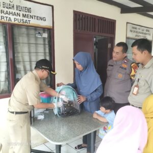 Sinergi Jelang Hut Bhayangkara Ke 79, Bhabinkamtibmas dan Sudin KPKP Gelar Vaksinasi Rabies Hewan Peliharaan di RW 06   Jakarta Pusat – Dalam rangka memperingati Hari Ulang Tahun (HUT) Bhayangkara ke-79, Bhabinkamtibmas Kelurahan Menteng Aiptu Robby Danan Jaya bersinergi dengan Suku Dinas Ketahanan Pangan, Kelautan, dan Pertanian (KPKP) Kecamatan Menteng, serta menggandeng Ketua RW 06 beserta jajaran staf, melaksanakan kegiatan kemasyarakatan berupa pemberian vaksin rabies untuk hewan peliharaan warga di wilayah RW 06, tepatnya di Jalan Rembang RT 09 RW 06, Kelurahan Menteng, Jakarta Pusat. Selasa (24/6/2025)  Kegiatan ini berlangsung dengan antusiasme tinggi dari warga yang membawa hewan peliharaan mereka, seperti kucing dan anjing, untuk divaksin secara gratis. Vaksinasi ini merupakan langkah preventif untuk mencegah penyebaran penyakit rabies serta sebagai bentuk perhatian pemerintah dan kepolisian terhadap kesehatan hewan dan masyarakat.  Kapolres Metro Jakarta Pusat Kombes Pol. Susatyo Purnomo Condro menjelaskan bahwa kegiatan ini selain sebagai bentuk pelayanan kepada masyarakat, juga merupakan bagian dari upaya membangun kedekatan Polri dengan warga serta meningkatkan kepedulian terhadap lingkungan sekitar. “Kami ingin menunjukan bahwa peran Polri tidak hanya sebatas menjaga keamanan, namun juga hadir dalam berbagai aspek kehidupan masyarakat, termasuk kesehatan hewan peliharaan warga,” ujar Kombes Susatyo.  Dalam pelaksanaannya, petugas dari Sudin KPKP Kecamatan Menteng melakukan pemeriksaan dan vaksinasi secara profesional, dengan prosedur yang ramah hewan dan memperhatikan kenyamanan para pemilik hewan. Ketua RW 06 menyambut baik kegiatan tersebut dan mengapresiasi kolaborasi lintas sektoral ini yang dirasakan sangat bermanfaat oleh warganya.  “Terima kasih kepada Bhabinkamtibmas dan Sudin KPKP atas perhatian dan kepeduliannya kepada warga RW 06. Ini menjadi wujud nyata sinergitas antara aparat dan masyarakat dalam menciptakan lingkungan yang sehat, aman, dan nyaman,” ungkap Ketua RW 06.  Kapolsek Metro Menteng Kompol Rezha Rahandhi menambahkan Kegiatan vaksinasi rabies ini menjadi bagian dari rangkaian kegiatan sosial yang dilaksanakan menyambut HUT Bhayangkara ke-79, sebagai wujud nyata bahwa Polri terus berkomitmen hadir dan mengabdi untuk masyarakat.  (Humas Polres Metro Jakarta Pusat.