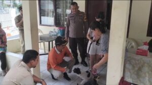 Sinergi Jelang Hut Bhayangkara Ke 79, Bhabinkamtibmas dan Sudin KPKP Gelar Vaksinasi Rabies Hewan Peliharaan di RW 06