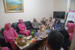 Kepedulian di Tengah Tugas: Kapolres Metro Bekasi Anjangsana ke Kompol Saiful Anwar yang Tengah Jalani Pemulihan