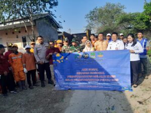 Polsek Cikarang Pusat Bersama Instansi Terkait Gelar Kerja Bakti Bersihkan Saluran Irigasi di Hegarmukti.