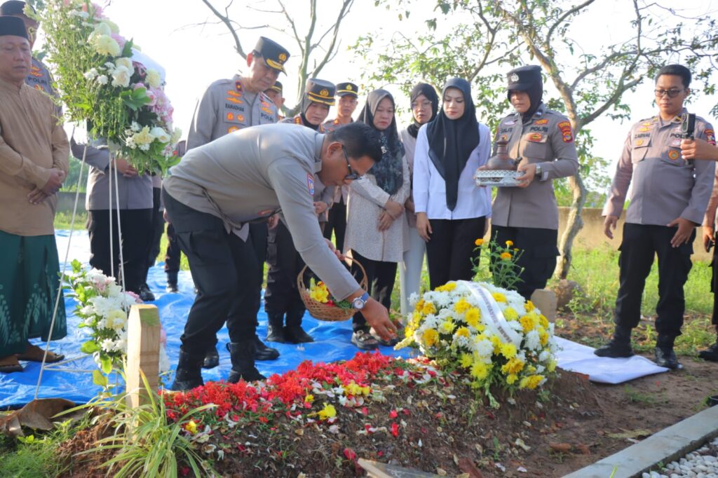 Peringati Hari Bhayangkara ke-79, Baharkam Polri Ziarah ke Makam Briptu Anumerta Ghalib