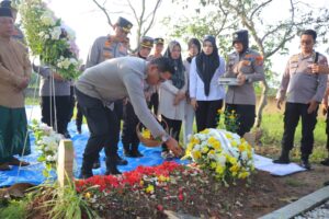 Peringati Hari Bhayangkara ke-79, Baharkam Polri Ziarah ke Makam Briptu Anumerta Ghalib