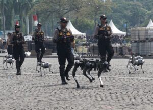 **Robot Humanoid hingga Robot Dog Beratribut Polisi Ramaikan Monas dalam Persiapan Hari Bhayangkara ke-79**