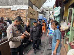Brimob Polda Metro Jaya Bersama Warga Gelar Kerja Bakti Pasca Kebakaran di Kwitang.