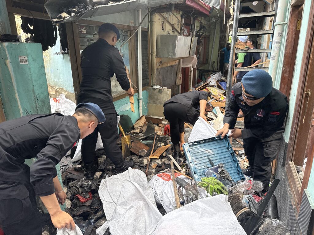 *Brimob Polda Metro Jaya Bersama Warga Gelar Kerja Bakti Pasca Kebakaran di Kwitang*