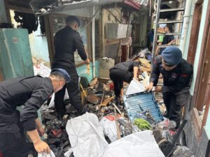 *Brimob Polda Metro Jaya Bersama Warga Gelar Kerja Bakti Pasca Kebakaran di Kwitang*
