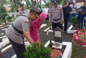 Kapolres Metro Bekasi Kota Pimpin Ziarah Makam Pahlawan Jelang Hari Bhayangkara.