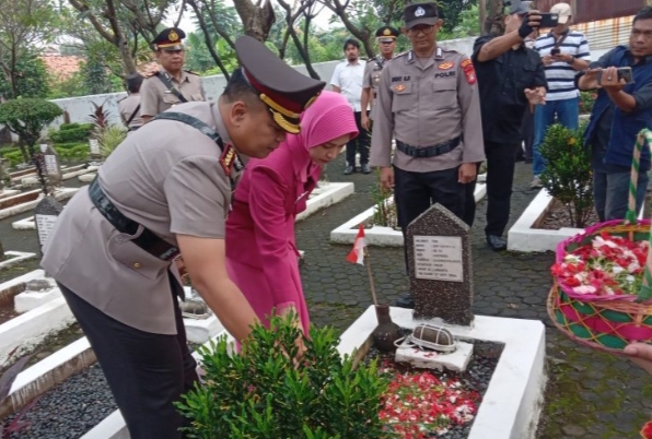 Kapolres Metro Bekasi Kota Pimpin Ziarah Makam Pahlawan Jelang Hari Bhayangkara.