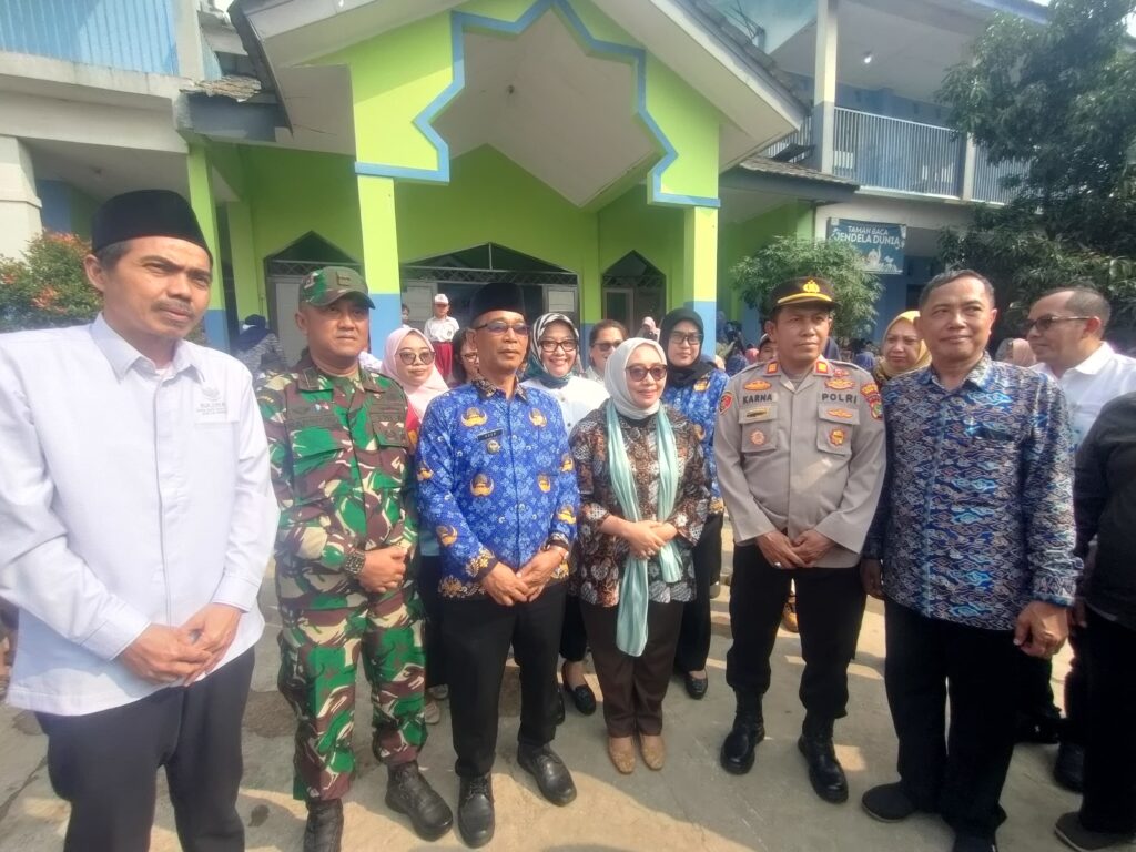 WAKAPOLSEK BANTARGEBANG MENDAMPINGI MENTERI PPPA DALAM KUNJUNGAN KE SD DINAMIKA PERINGATI HARI ANAK NASIONAL 2025