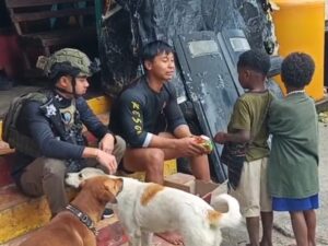 Wujud Kepedulian, Satgas Ops Damai Cartenz Ajak Anak-anak di Paniai Berbagi Keceriaan