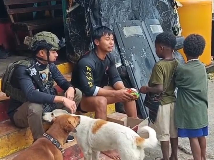 Wujud Kepedulian, Satgas Ops Damai Cartenz Ajak Anak-anak di Paniai Berbagi Keceriaan