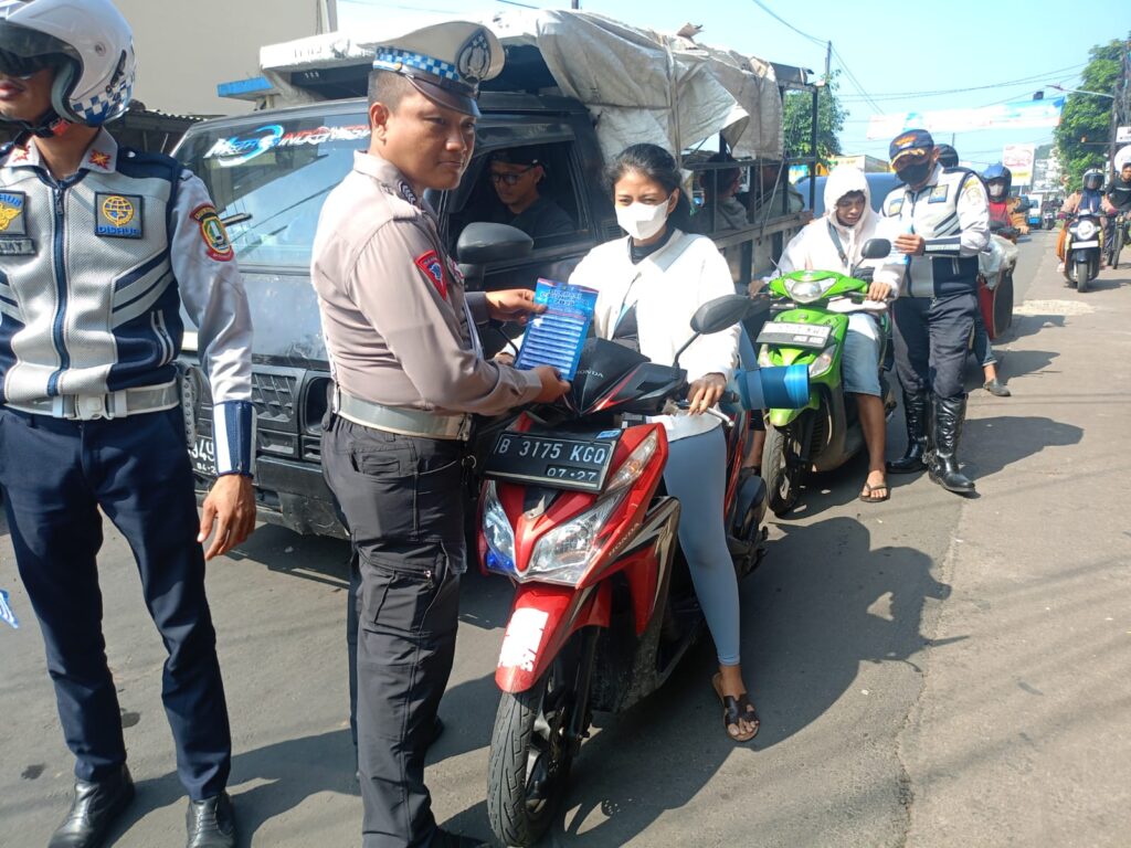 Edukasi Humanis, Polsek Jatisampurna Gelar Operasi Patuh Jaya 2025 di Cibubur