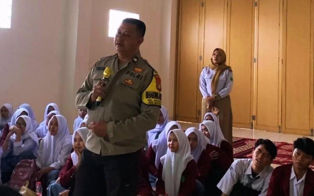 Bhabinkamtibmas Kayuringin Jaya Berikan Penyuluhan Kenakalan Remaja di MA Nurul Huda Bekasi