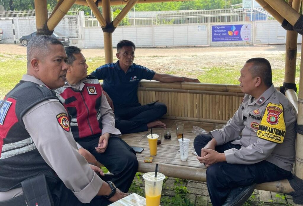 Bhabinkamtibmas Jatikarya Melakukan Sambang dan Patroli Dialogis, Himbau Warga Wapadai Aksi Kriminalitas