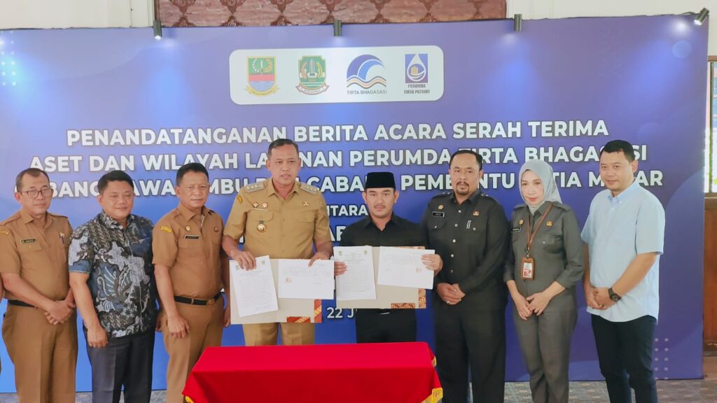Pemkab dan Pemkot Bekasi Komitmen Meningkatkan Pelayanan Air Bersih Melalui Penandatanganan Serah Terima Aset Perumda