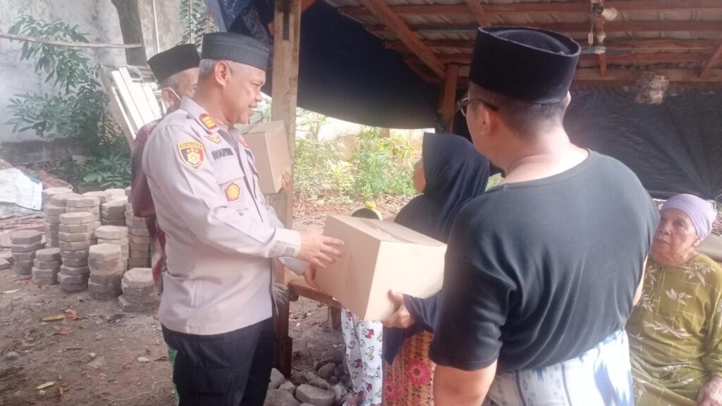 Door to Door Kapolsek Bekasi Barat Berikan Bantuan Paket Sembako kepada Janda Lansia