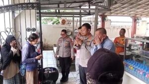 Kapolres Metro Bekasi Kota Bagikan Makanan Gratis Kelurahan Pejuang Medansatria