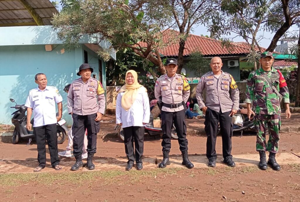 Bhabinkamtibmas dan Babinsa Jatisampurna Latih Paskibra Sambut HUT RI ke-80