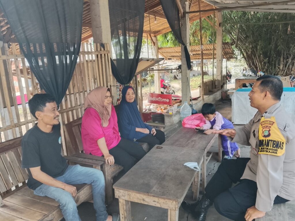 Cegah Curanmor dan Penipuan, Bhabinkamtibmas Mustikasari Sambangi Warga